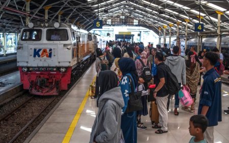 Lebaran Hari Ketiga: Commuter Line Dipadati Pengguna Musiman Tujuan Wisata dan Silaturahmi