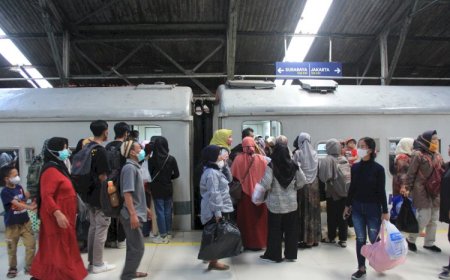 H+3 Lebaran: Commuter Line Wilayah Bandung Diserbu Penumpang Musiman, Tembus 865 Ribu Pengguna!