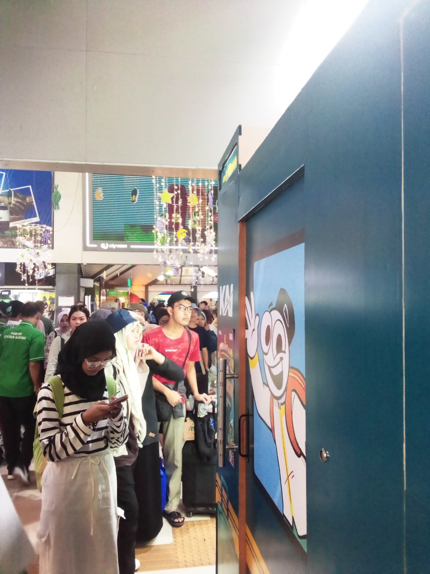Photo Box Gratis KAI Daop 2 Bandung Diserbu Pemudik, Abadikan Momen Lebaran dengan Latar Kereta Panoramic