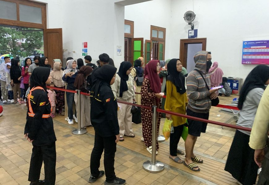 170 Relawan Kereta Api dan Pramuka Bantu Lancarkan Arus Mudik di Daop 2 Bandung