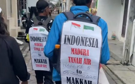 Viral! Aksi Nekat Warga Indonesia Jalan Kaki dan Naik Rakit Demi ke Makkah