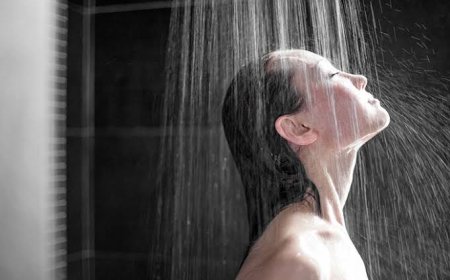 Mandi Pagi vs Mandi Malam: Mana yang Lebih Baik? Ini Kata Dokter