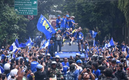 Bobotoh Persib Bandung Tumpah Ruah di Jalanan! Kota Bandung Bergemuruh Rayakan Back to Back Juara Liga 1