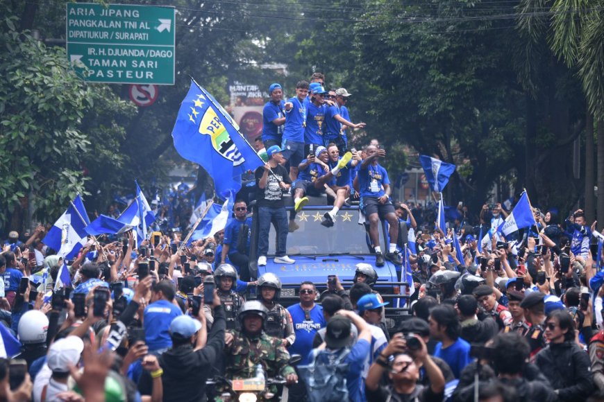 Bobotoh Persib Bandung Tumpah Ruah di Jalanan! Kota Bandung Bergemuruh Rayakan Back to Back Juara Liga 1