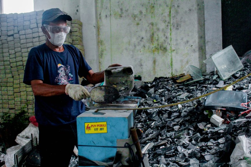 Jelang Hari Lingkungan Hidup, PLN UPT Bandung Inovasikan Daur Ulang Limbah Kaca dan Plastik