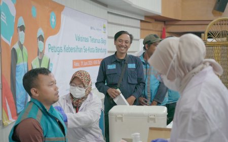 Wali Kota Bandung Apresiasi Bio Farma yang Vaksinasi Petugas Kebersihan Secara Gratis
