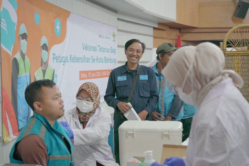 Wali Kota Bandung Apresiasi Bio Farma yang Vaksinasi Petugas Kebersihan Secara Gratis