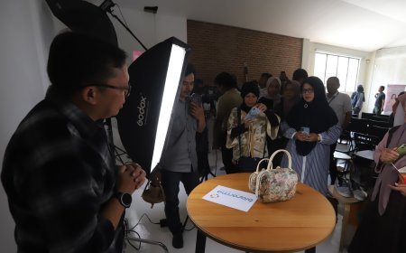Wartawan Foto Bandung Latih UMKM Bandung Memotret Produk, Siap Bersaing di Marketplace