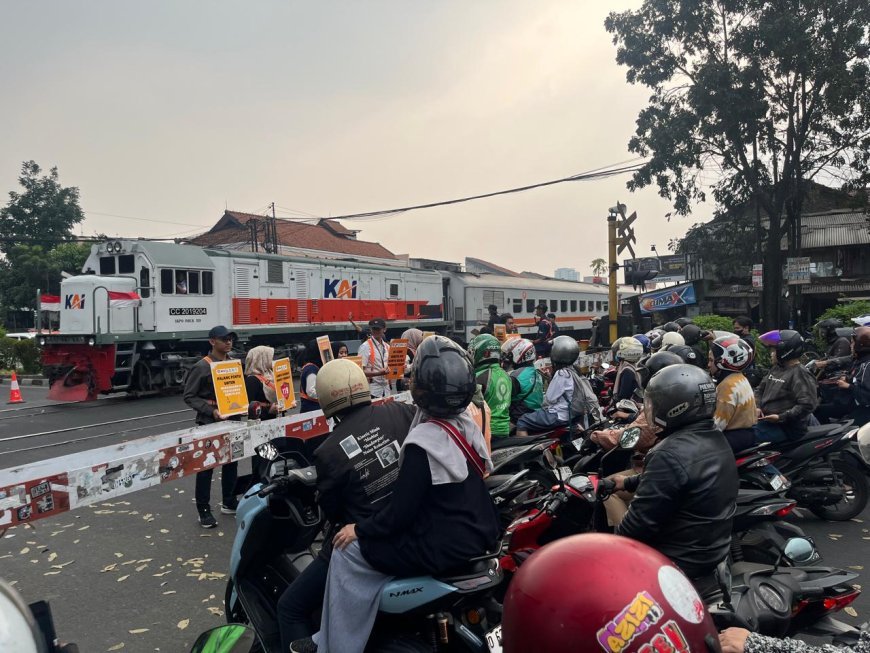 Hati-Hati Lintasi Rel! Kecelakaan KA di Bandung Meningkat, KAI Perkuat Edukasi