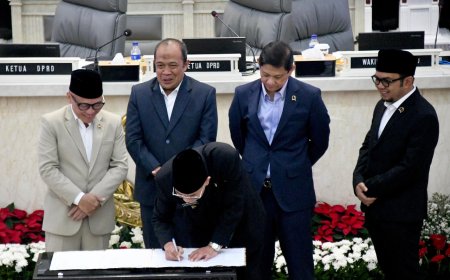 Pemda Provinsi dan DPRD Jabar Tandatangani Ranperda Perubahan APBD 2025, Fokuskan pada Kepentingan Rakyat