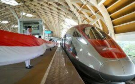 HUT RI ke-80: KCIC Kibarkan Bendera Merah Putih 208 Meter di Kereta Cepat Whoosh