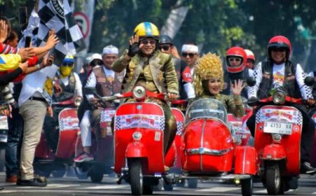 Wagub Jabar Erwan Setiawan Pimpin Kirab Merah Putih 5.000 Vespa Antik di Bandung