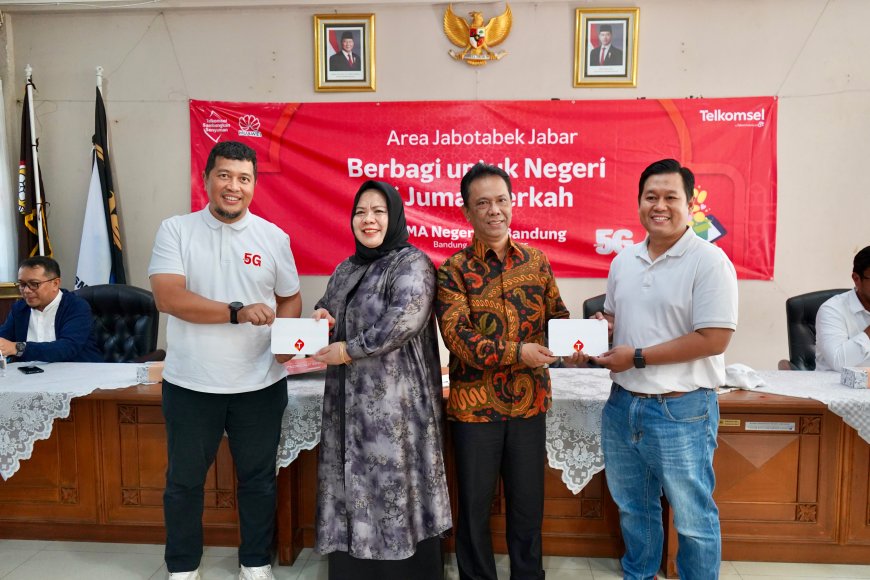 Lewat JAWARA Berbagi, Telkomsel Salurkan Modem 5G dan Kuota Internet untuk Siswa SMAN 20 Bandung