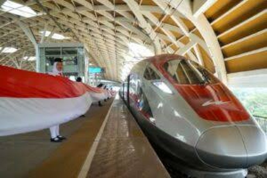 HUT RI ke-80: KCIC Kibarkan Bendera Merah Putih 208 Meter di Kereta Cepat Whoosh
