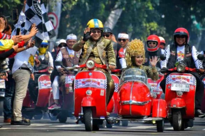 Wagub Jabar Erwan Setiawan Pimpin Kirab Merah Putih 5.000 Vespa Antik di Bandung