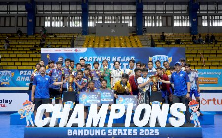 Suporter Panaskan GOR C-Tra, SMAN 21 Bandung Angkat Trofi Juara Piala by.U 2025 Series