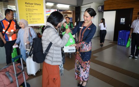 Hari Pelanggan Nasional, KAI Daop 2 Bandung Bagikan Souvenir & Voucher Tiket Gratis di Stasiun Bandung