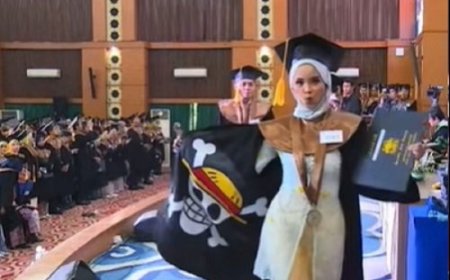 Toga Out, Jolly Roger In! Wisuda Jadi Kocak Gegara Mahasiswa Kibarkan Bendera One Piece