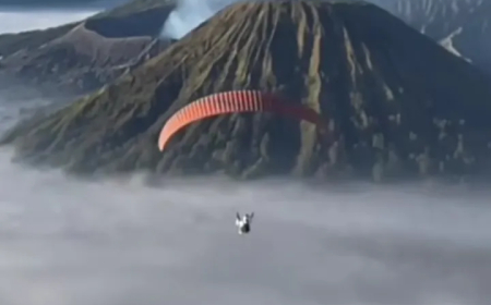 Viral Wisman Korea Terbang Paralayang di Gunung Bromo