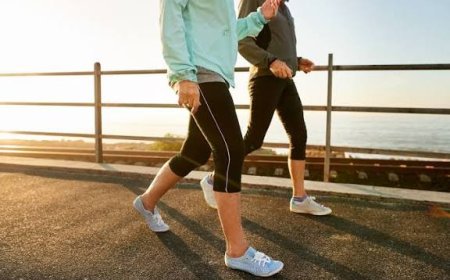 Rahasia Turun Berat Badan: Jalan Kaki Pagi atau Sore, Mana yang Lebih Ampuh?