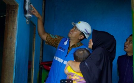 Kisah Keluarga Prasejahtera Terangi Rumah Berkat PLN