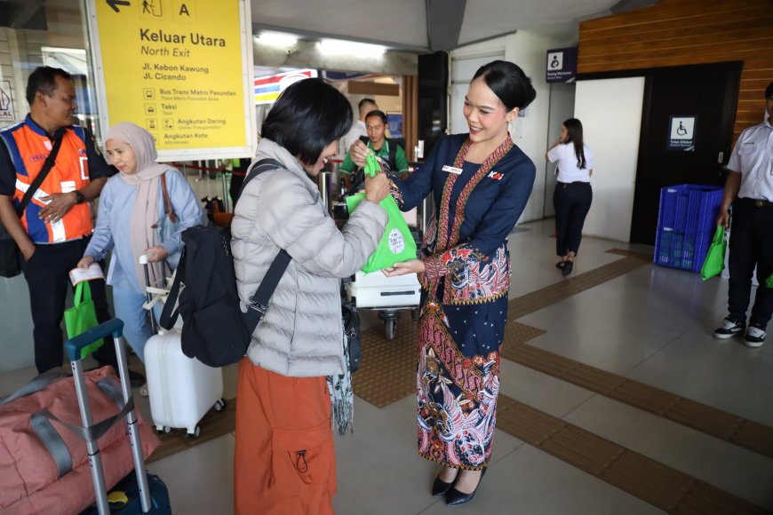 Hari Pelanggan Nasional, KAI Daop 2 Bandung Bagikan Souvenir & Voucher Tiket Gratis di Stasiun Bandung