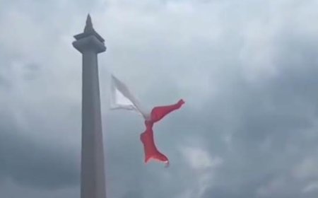 Angin Kencang Robekkan Bendera Merah Putih di Monas, Tapi Semangat Prajurit TNI Tak Terkoyak