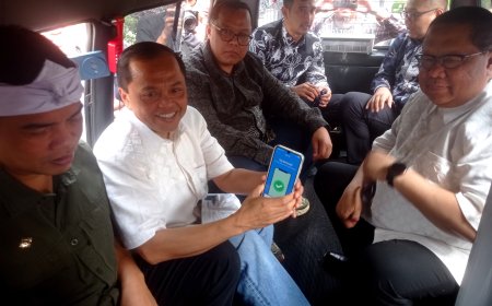 Cuma Tap 0,3 Detik! Warga Bandung Kini Bisa Bayar Transportasi dan Belanja Pakai QRIS TAP