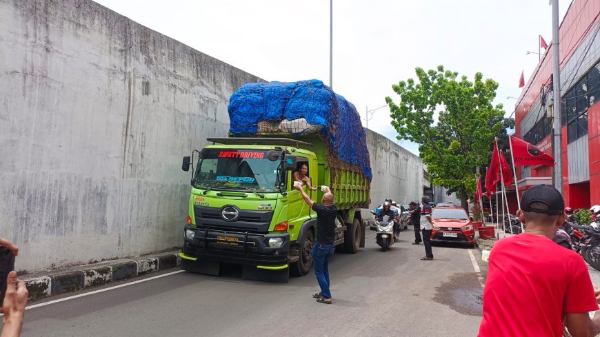 200 Paket Makanan Gratis Ludes dalam 20 Menit di Jumat Berbagi PDI Perjuangan Jabar