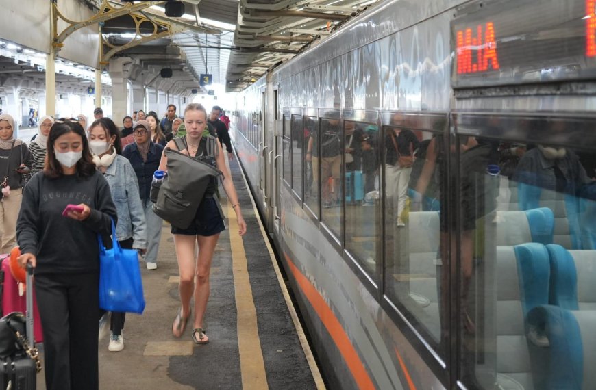 59 Ribu Wisatawan Asing Pilih Kereta Api dari Bandung, Nikmati Keindahan Jalur Selatan Jawa
