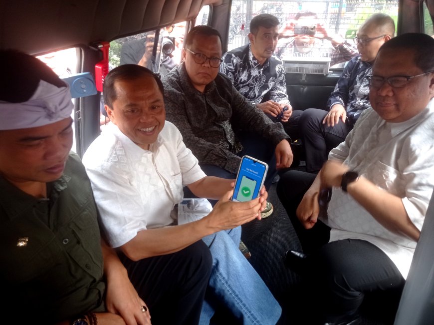 Cuma Tap 0,3 Detik! Warga Bandung Kini Bisa Bayar Transportasi dan Belanja Pakai QRIS TAP