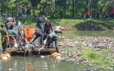Masyarakat dan Pemerintah Angkut Bertruk-truk Sampah dari Sungai Citarum