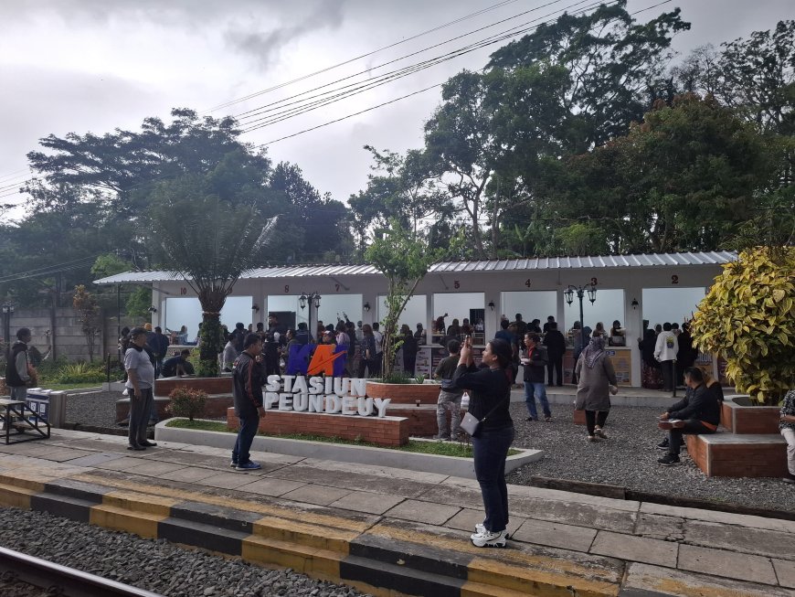 KAI Daop 2 Bandung Tertibkan Stasiun Cipeundeuy, Sediakan Kios Khusus untuk Pedagang Lokal
