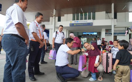Dirut KAI Bobby Rasyidin Turun Langsung ke Stasiun Bandung–Tasikmalaya, Pastikan Layanan Nataru 2025/2026 Prima