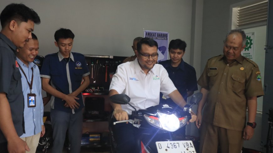 Jelang Sumpah Pemuda, PLN Latih Siswa SMK di Bandung Barat Ubah Motor Bensin Jadi Listrik