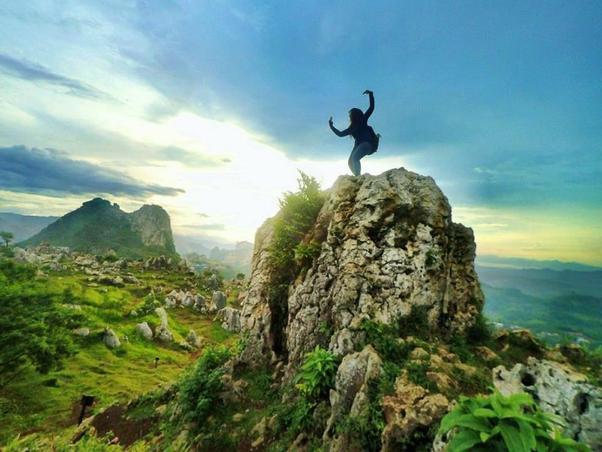 Wisata Anti Mainstream di Bandung: Stone Garden Citatah, Negeri Bebatuan Purba yang Instagramable