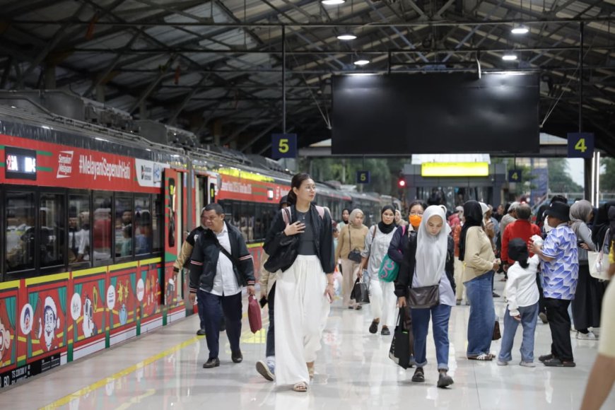 Kereta Jadi Primadona Libur Akhir Tahun, 29 Ribu Penumpang Padati Daop 2 Bandung dalam Dua Hari