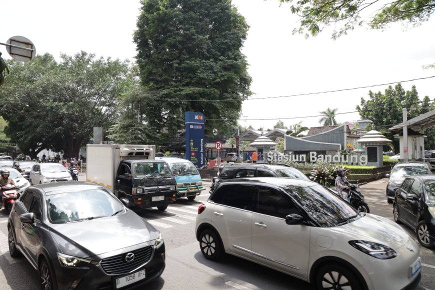 Libur Nataru 2025/2026, KAI Daop 2 Bandung Ingatkan Penumpang Datang Lebih Awal ke Stasiun