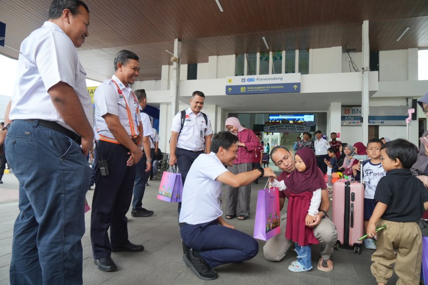 Dirut KAI Bobby Rasyidin Turun Langsung ke Stasiun Bandung–Tasikmalaya, Pastikan Layanan Nataru 2025/2026 Prima