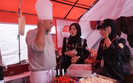 Chef Asal Prancis Masak Menu Sunda untuk Korban Longsor Pasirlangu