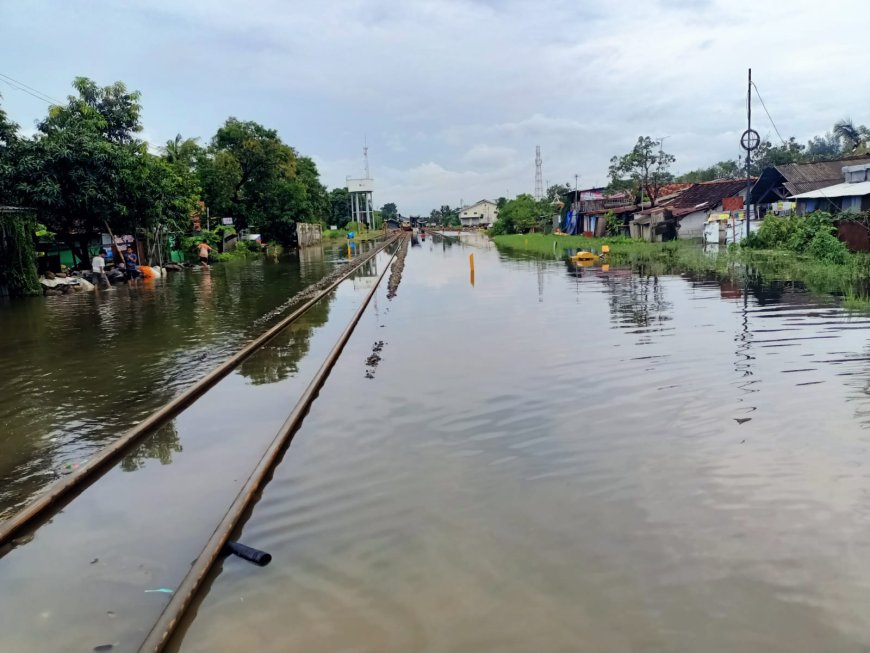 Banjir di Jalur Jakarta–Semarang, KAI Daop 2 Bandung Rekayasa Operasi dan Batalkan 4 Perjalanan KA