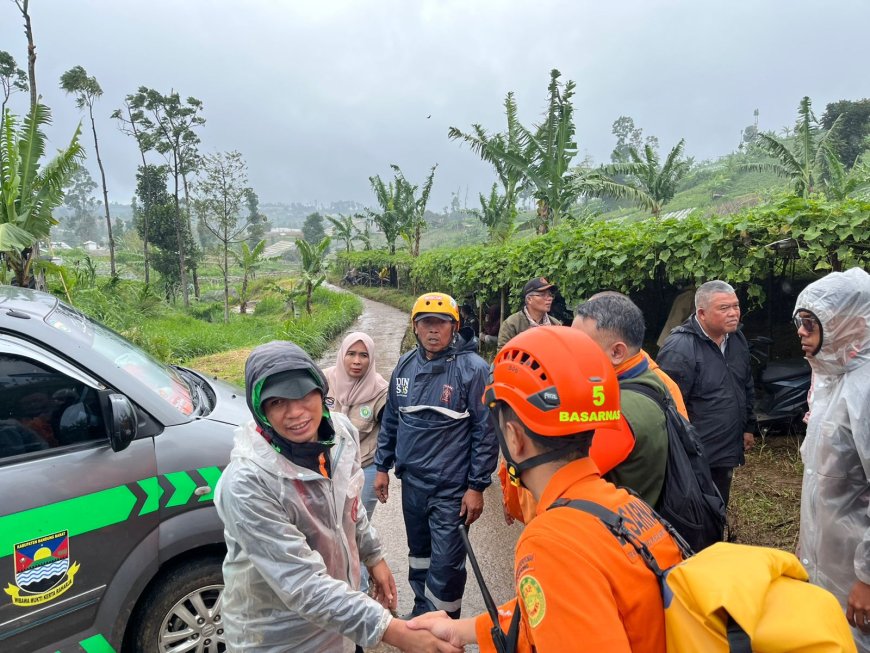 BREAKING NEWS: Longsor Terjang Pasirlangu Cisarua, Kantor SAR Bandung Kerahkan Tim Rescue Cari Dugaan Korban