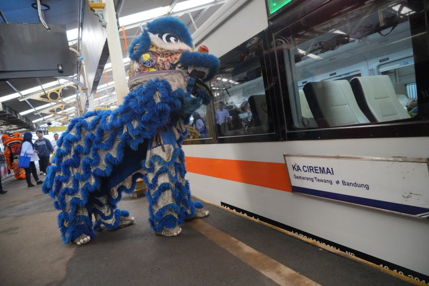 Nuansa Imlek Meriah di Stasiun-Stasiun Bandung, Okupansi KA Daop 2 Tembus 129 Persen