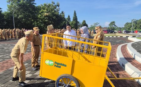 Dukung Program Kuningan Terawat, PT Pegadaian Kantor Wilayah X Jawa Barat Serahkan 12 Armada Angkut Sampah