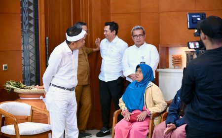 KDM Serahkan Bantuan untuk Korban Longsor Desa Cibogo Lembang