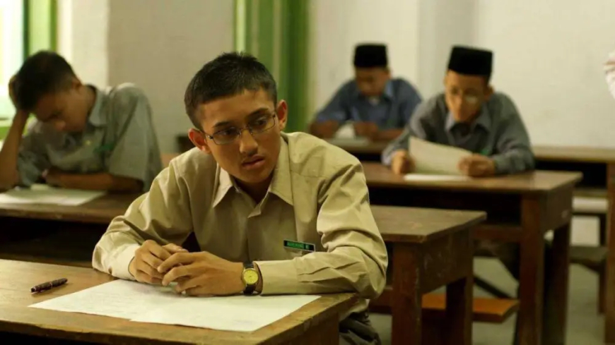 Film Negeri 5 Menara: Cerita Perjuangan Santri yang Cocok Temani Ngabuburit di Bulan Ramadhan