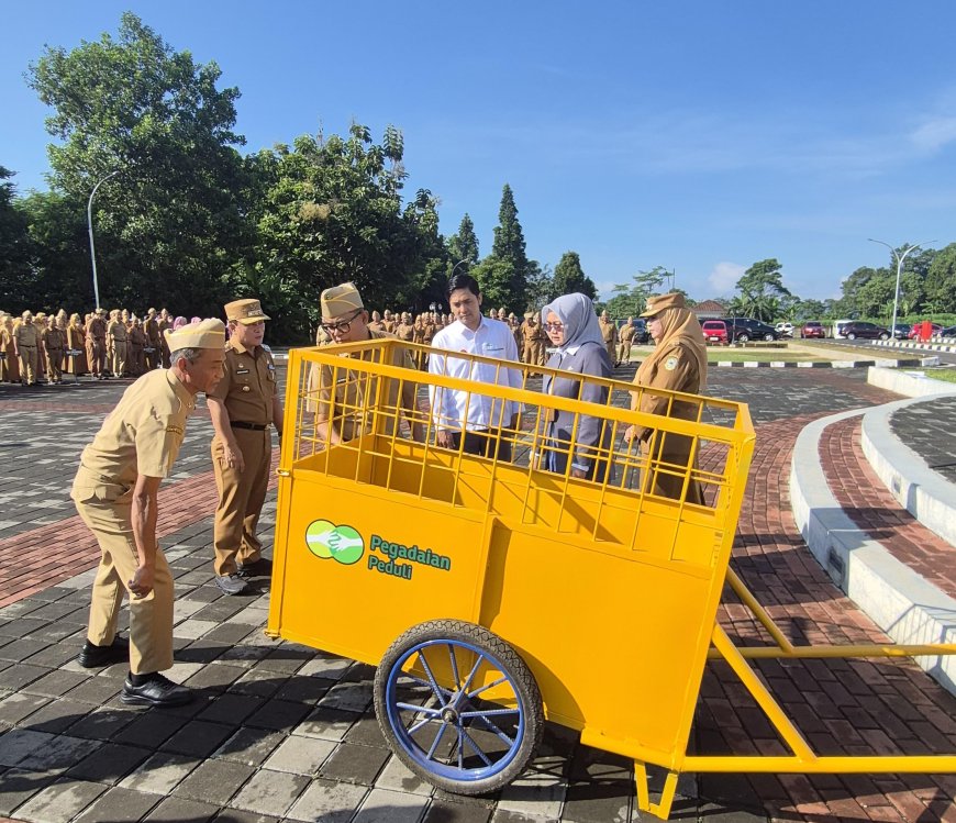 Dukung Program Kuningan Terawat, PT Pegadaian Kantor Wilayah X Jawa Barat Serahkan 12 Armada Angkut Sampah
