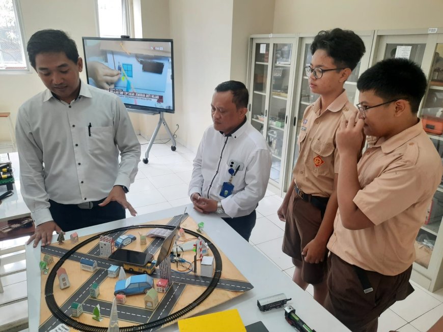 Dukung Ekskul E-Sport di Sekolah, Wapres RI dan Wagub Jabar Sambangi SMP Santa Yusuf Bandung