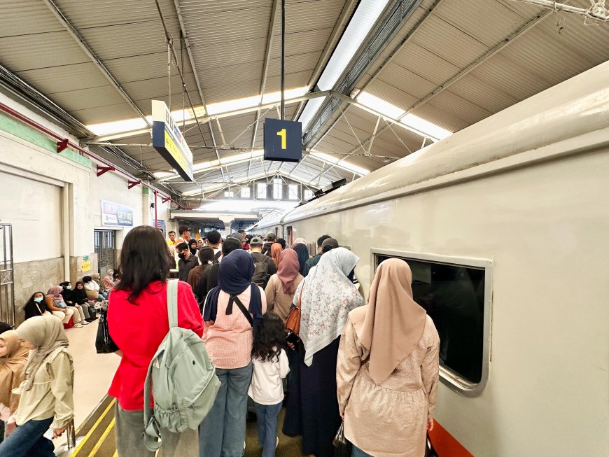 Rekor Baru! 87.500 Penumpang Serbu Commuter Line Bandung dalam Sehari Saat Lebaran 2026