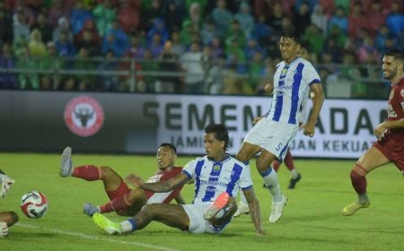 Ramon Tanque Menggila di Tengah Hujan, Persib Bungkam Semen Padang dan Makin Kokoh di Puncak!